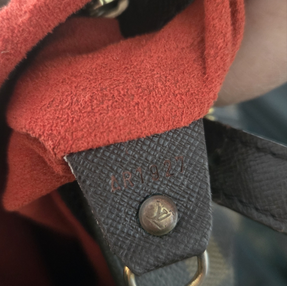 LV Damier Bucket Tote - Picture 6 of 6